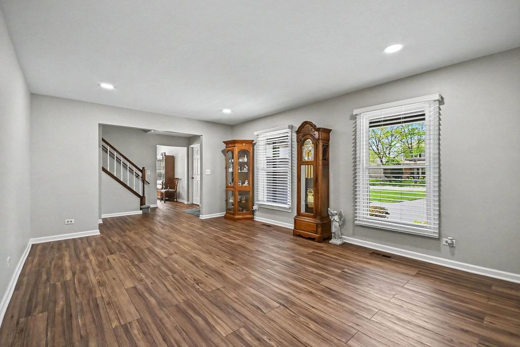 Image 2 of property listing at 75 Wildwood Drive, Roselle, IL 60172