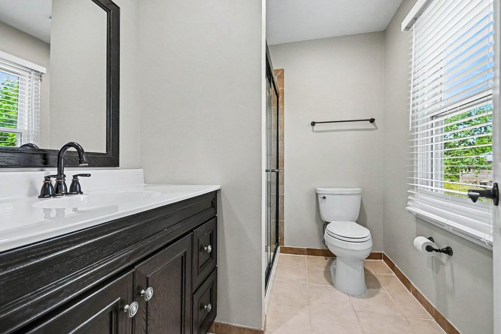 Image 12 of property listing at 75 Wildwood Drive, Roselle, IL 60172