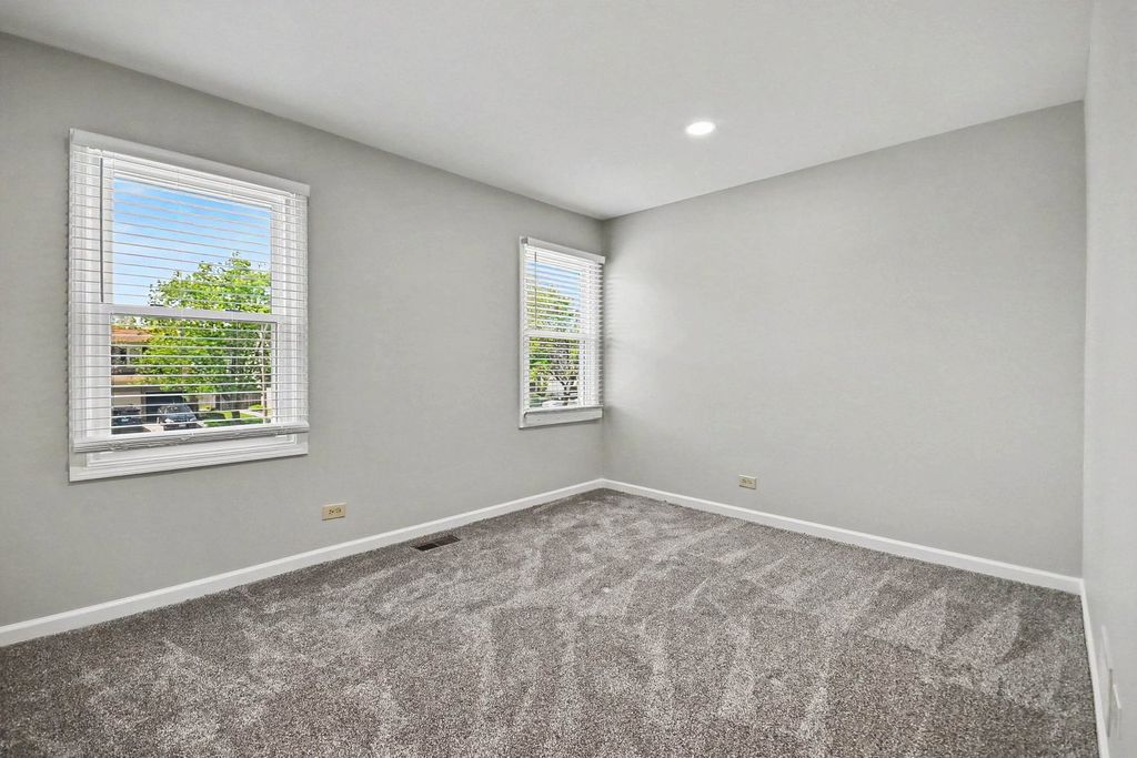 Image 13 of property listing at 75 Wildwood Drive, Roselle, IL 60172