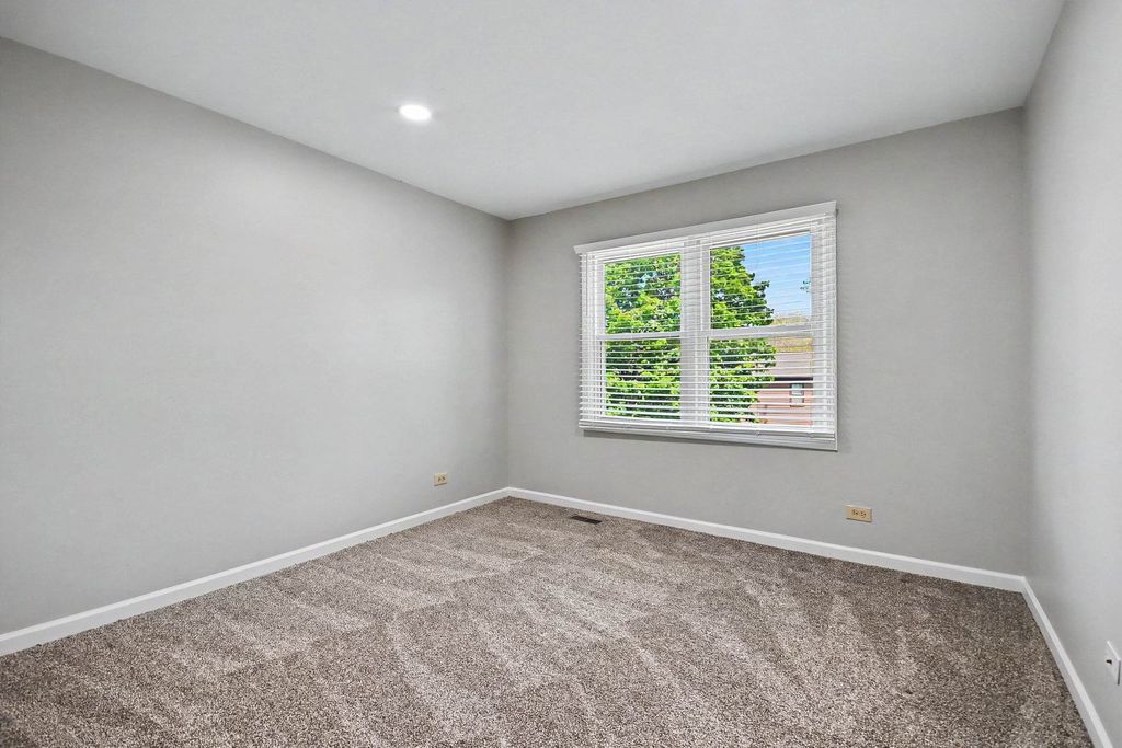 Image 15 of property listing at 75 Wildwood Drive, Roselle, IL 60172