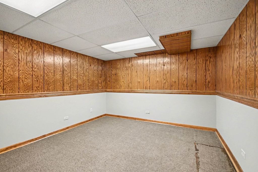 Image 17 of property listing at 75 Wildwood Drive, Roselle, IL 60172