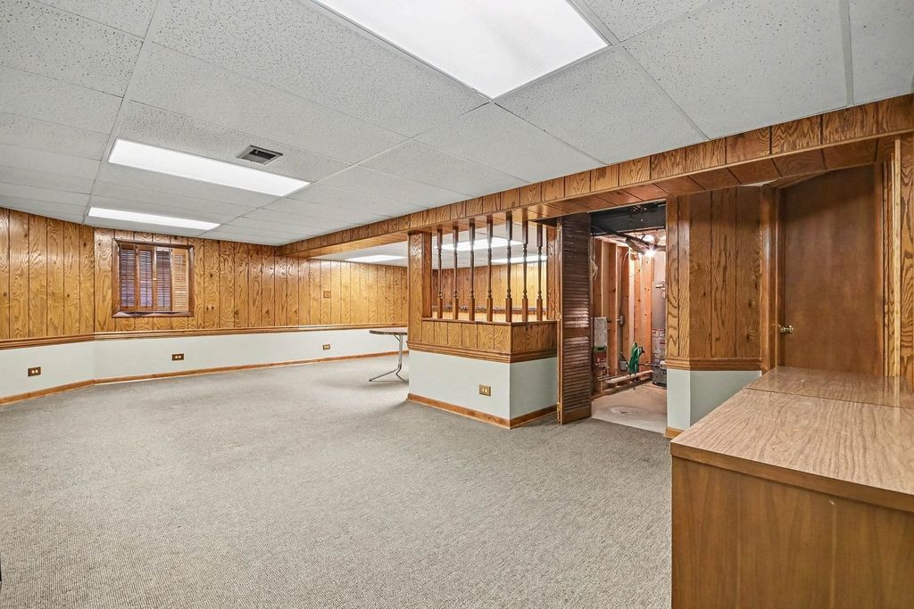 Image 18 of property listing at 75 Wildwood Drive, Roselle, IL 60172