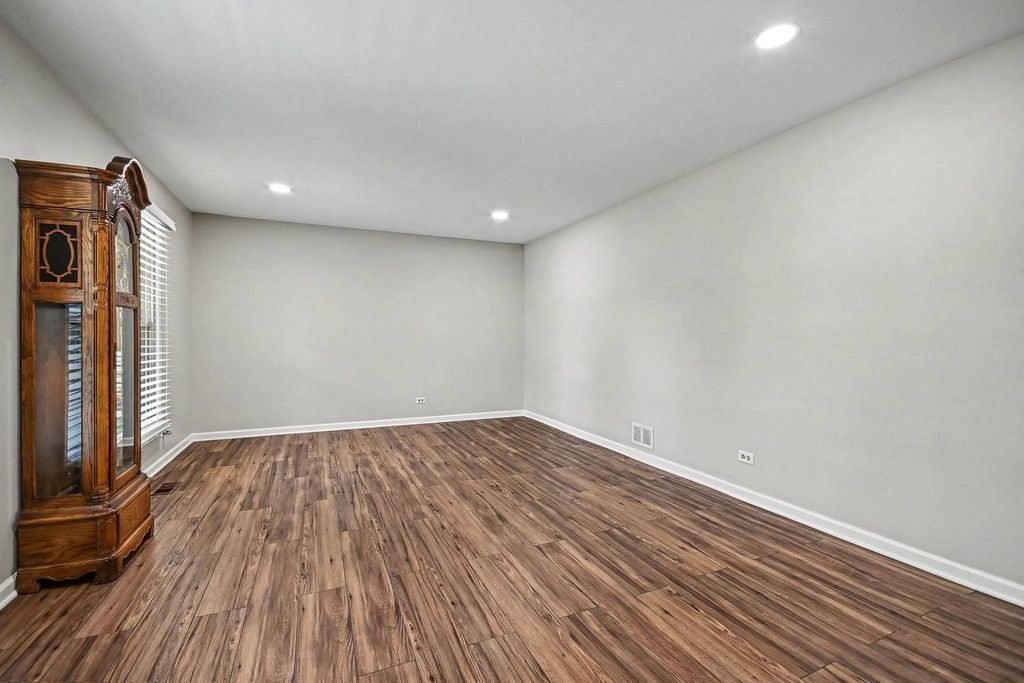 Image 3 of property listing at 75 Wildwood Drive, Roselle, IL 60172