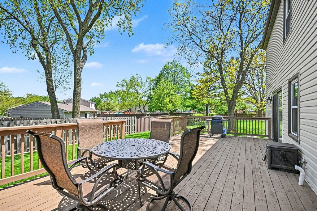 Image 21 of property listing at 75 Wildwood Drive, Roselle, IL 60172