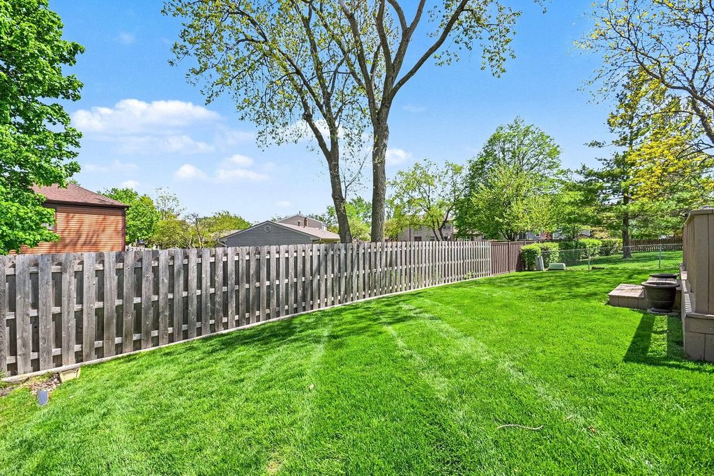 Image 22 of property listing at 75 Wildwood Drive, Roselle, IL 60172