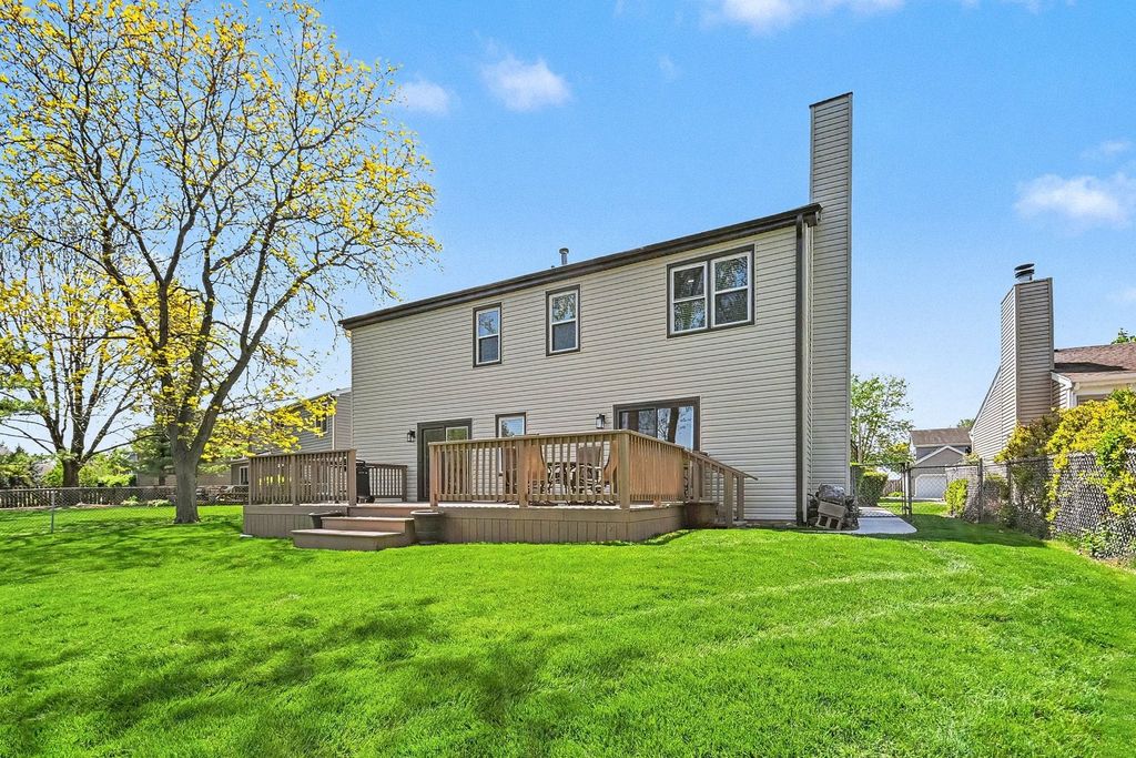 Image 23 of property listing at 75 Wildwood Drive, Roselle, IL 60172