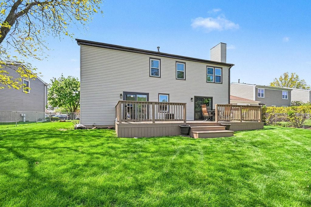 Image 24 of property listing at 75 Wildwood Drive, Roselle, IL 60172
