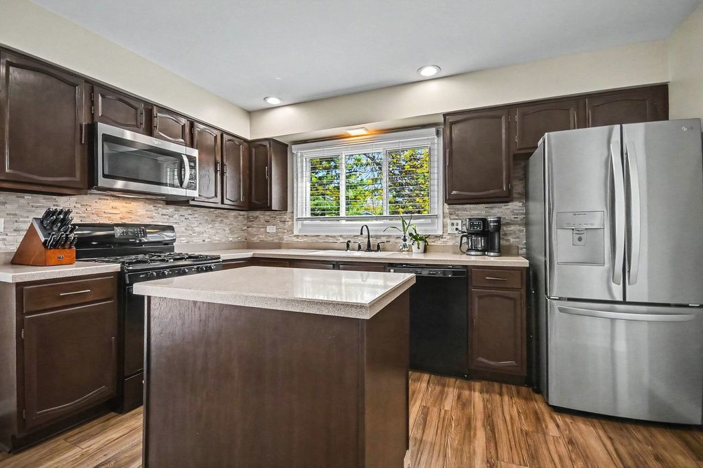 Image 4 of property listing at 75 Wildwood Drive, Roselle, IL 60172