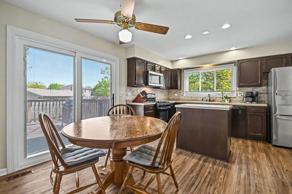 Image 5 of property listing at 75 Wildwood Drive, Roselle, IL 60172