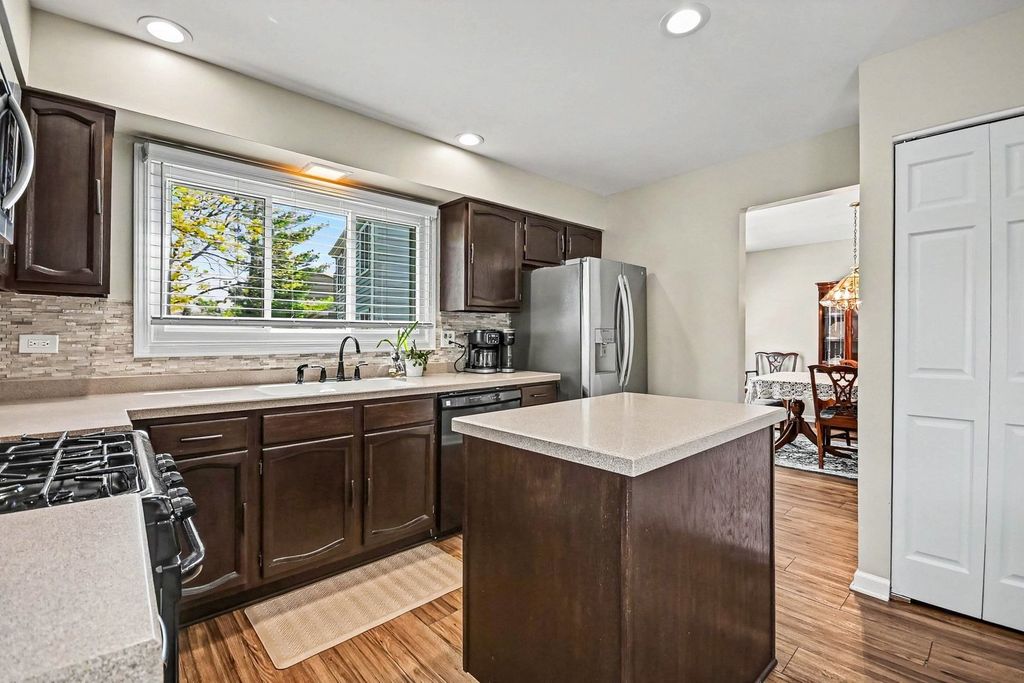 Image 6 of property listing at 75 Wildwood Drive, Roselle, IL 60172
