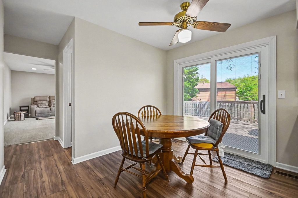 Image 7 of property listing at 75 Wildwood Drive, Roselle, IL 60172