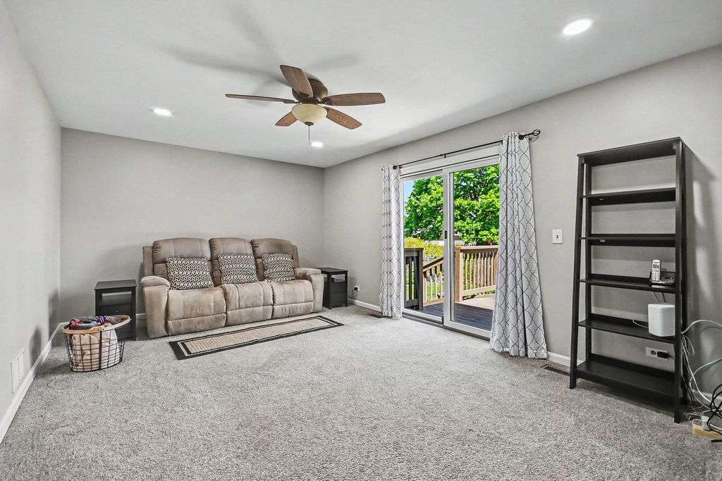 Image 8 of property listing at 75 Wildwood Drive, Roselle, IL 60172