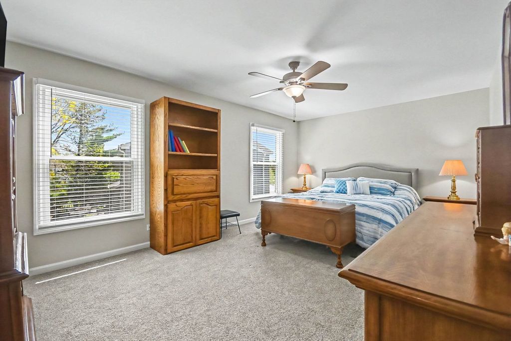 Image 9 of property listing at 75 Wildwood Drive, Roselle, IL 60172