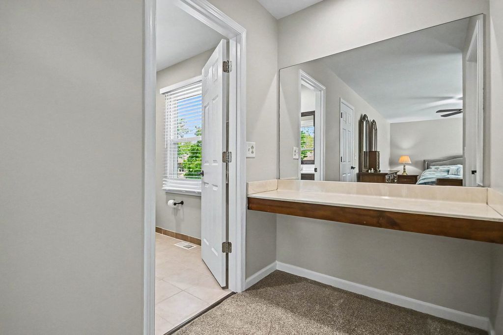 Image 10 of property listing at 75 Wildwood Drive, Roselle, IL 60172