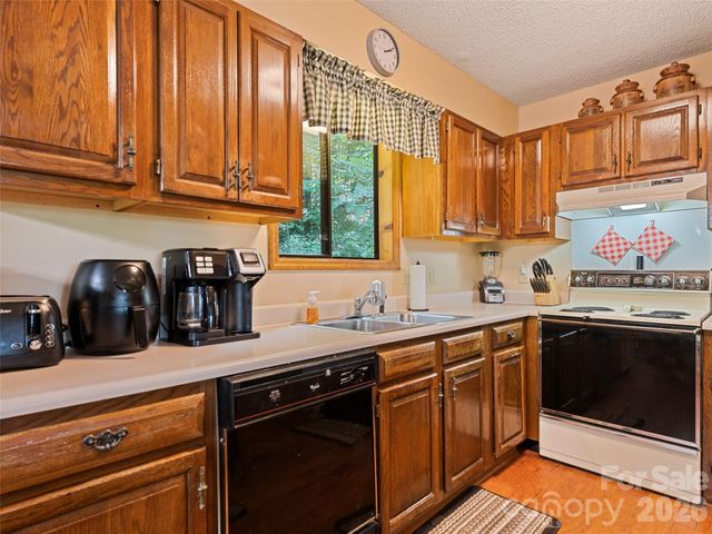 1672 Summit Drive, Maggie Valley, NC 28751