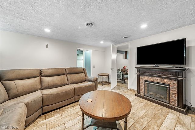 3710 W Pleasant Valley Road, Parma, OH 44134