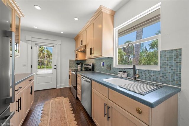 2539 Coconut DR, Sanibel, FL 33957