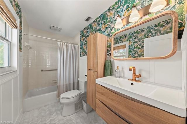 2539 Coconut DR, Sanibel, FL 33957