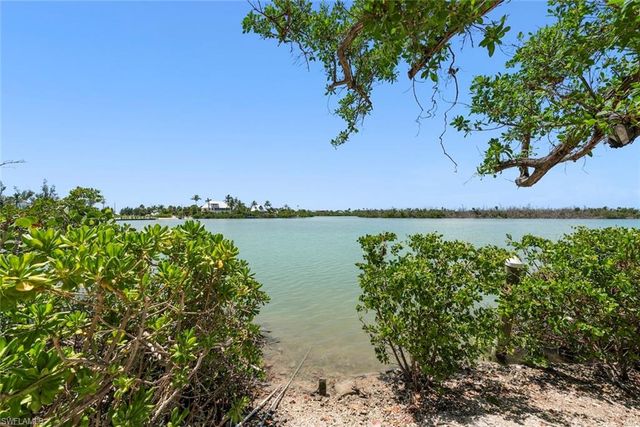 2539 Coconut DR, Sanibel, FL 33957