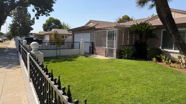 2310 S Meridian Avenue, Fresno, CA 93725