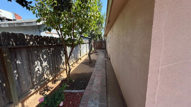 2310 S Meridian Avenue, Fresno, CA 93725