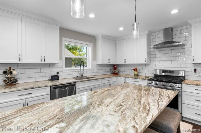 3259 Rush Lake Road, Pinckney, MI 48169
