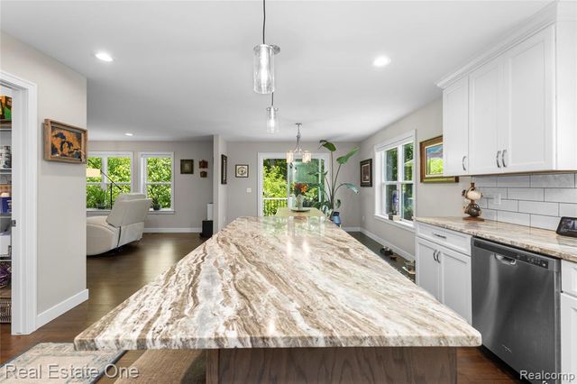 3259 Rush Lake Road, Pinckney, MI 48169