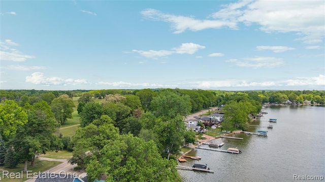 3259 Rush Lake Road, Pinckney, MI 48169