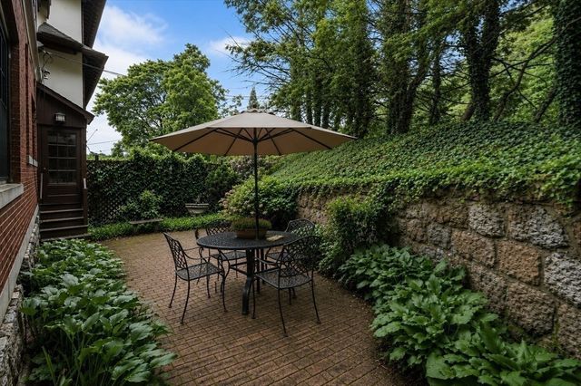 18 Eaton Ct 18, Wellesley, MA 02481