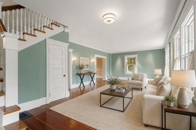 18 Eaton Ct 18, Wellesley, MA 02481