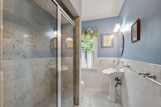 18 Eaton Ct 18, Wellesley, MA 02481