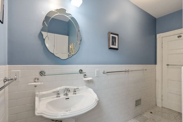 18 Eaton Ct 18, Wellesley, MA 02481