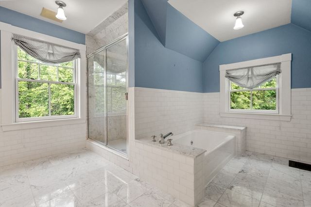 18 Eaton Ct 18, Wellesley, MA 02481