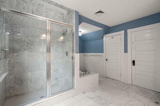 18 Eaton Ct 18, Wellesley, MA 02481