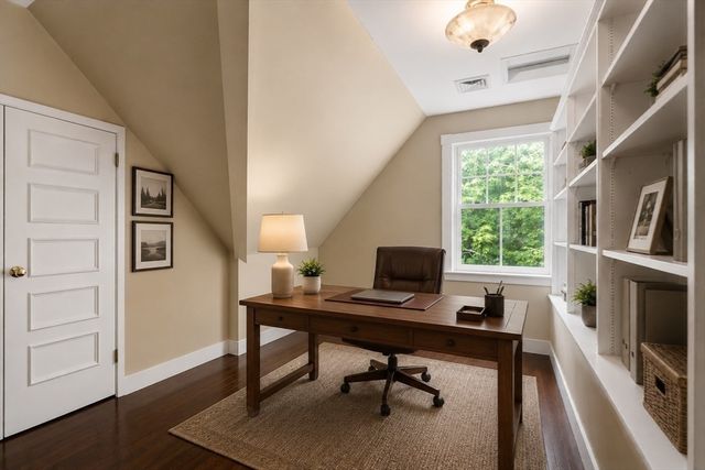 18 Eaton Ct 18, Wellesley, MA 02481