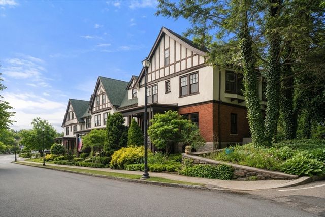 18 Eaton Ct 18, Wellesley, MA 02481
