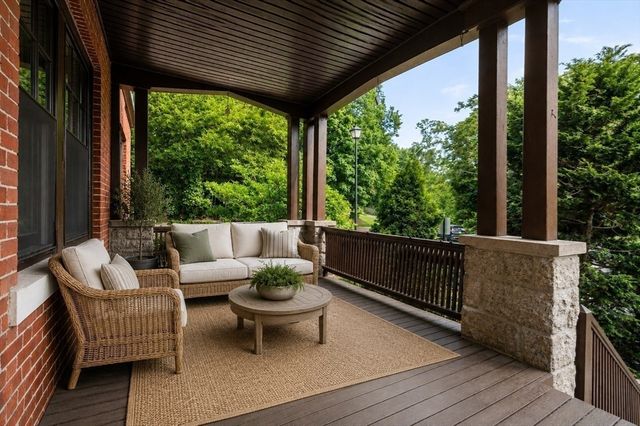18 Eaton Ct 18, Wellesley, MA 02481