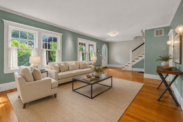 18 Eaton Ct 18, Wellesley, MA 02481