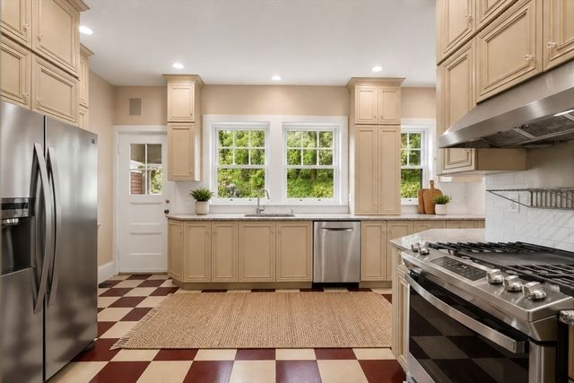 18 Eaton Ct 18, Wellesley, MA 02481