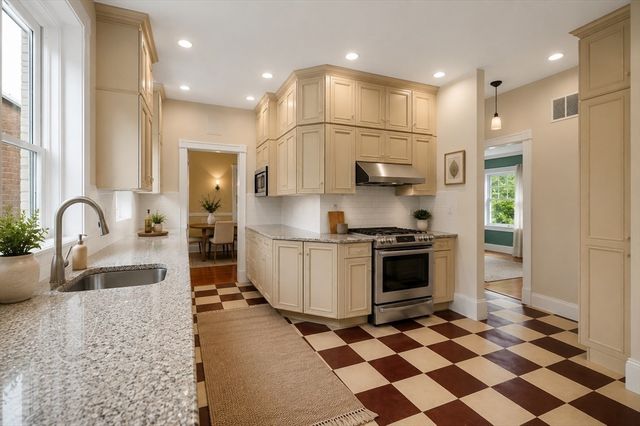 18 Eaton Ct 18, Wellesley, MA 02481