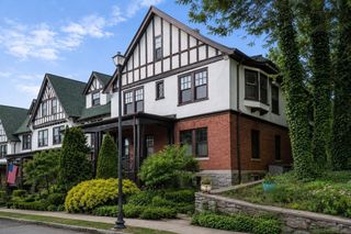 18 Eaton Ct 18, Wellesley, MA 02481