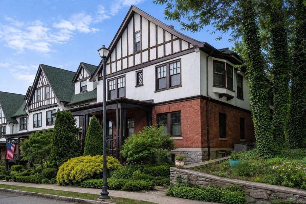 18 Eaton Ct 18, Wellesley, MA 02481