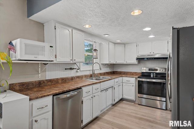 5 OAKWOOD Drive, Chatham, IL 62629