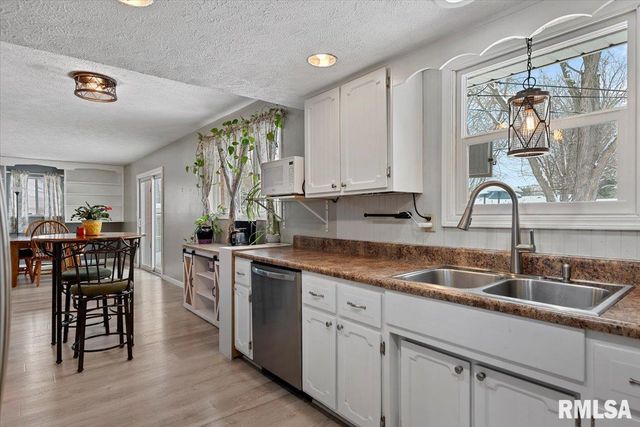 5 OAKWOOD Drive, Chatham, IL 62629