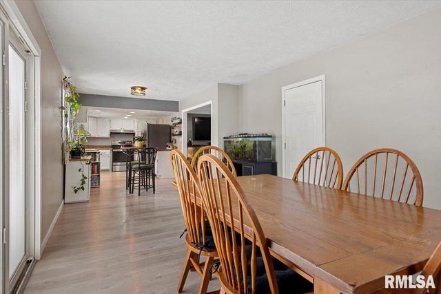 5 OAKWOOD Drive, Chatham, IL 62629