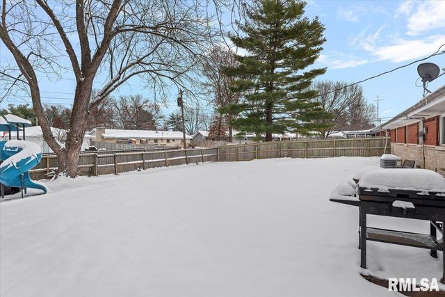 5 OAKWOOD Drive, Chatham, IL 62629