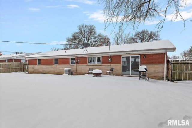 5 OAKWOOD Drive, Chatham, IL 62629