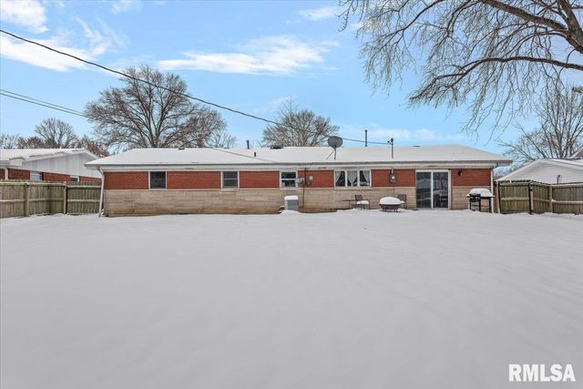 5 OAKWOOD Drive, Chatham, IL 62629