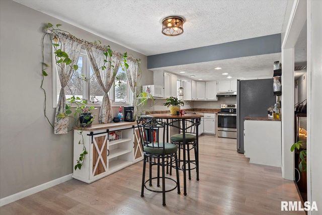 5 OAKWOOD Drive, Chatham, IL 62629