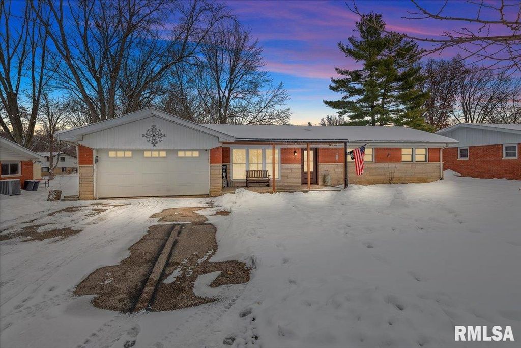 5 OAKWOOD Drive, Chatham, IL 62629